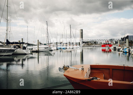 Bewölkter Himmel auf Lorient Cité de la Voile, Frankreich. Stockfoto