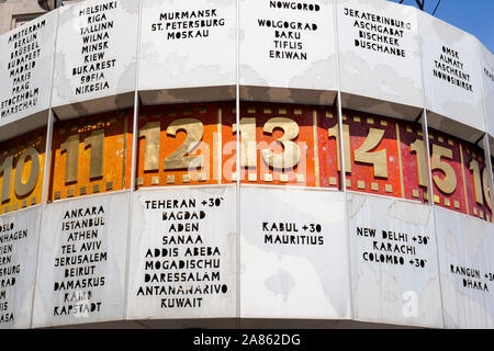 Deutschland, Ost-Berlin, Alexanderplatz Public Square, Weltzeituhr, gestaltet von Designer Erich John, 1969 Während der Deutschen Demokratischen Republik DDR DDR-Zeit errichtet, die auch als die Urania Weltzeituhr genannt, ist eine große Revolver - style Wecker mit anderen Zeitzonen in verschiedenen Städten weltweit Stockfoto