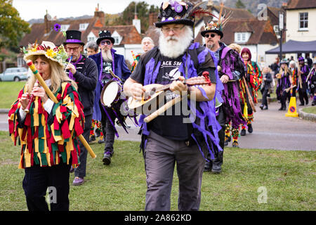 Traditionelle Morris tanzen in Brockham in England, Großbritannien. Die Verbrennung des Sticks steht für das Ende der Saison, wo Tanzen die Sticks geworfen werden i Stockfoto
