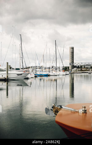 Bewölkter Himmel auf Lorient Cité de la Voile, Frankreich. Stockfoto