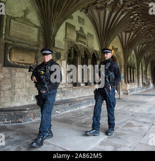 Bewaffnete Polizisten patrouillieren die Kathedrale von Canterbury in Kent auf Mitglieder der Öffentlichkeit nach den Terroranschlaegen auf dem Weihnachtsmarkt Festivals in Berlin im Dezember 2016 beruhigen. Stockfoto