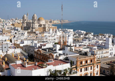 Blick auf den Dom und die Stadt von der Spitze des Torre Tavira Camera obscura Turm, Cadiz, Andalusien, Spanien, Europa Stockfoto