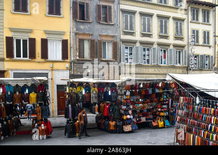 Hohen Winkel auf die Straße Markt mit Ständen von Lederwaren in San Lorenzo Markt, im Stadtzentrum von Florenz, Toskana, Italien Stockfoto