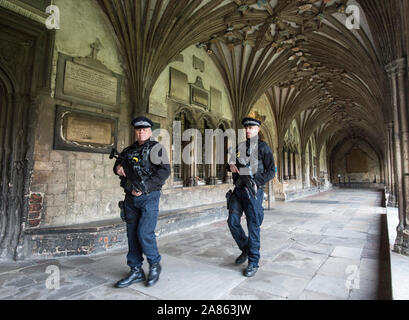 Bewaffnete Polizisten patrouillieren die Kathedrale von Canterbury in Kent auf Mitglieder der Öffentlichkeit nach den Terroranschlaegen auf dem Weihnachtsmarkt Festivals in Berlin im Dezember 2016 beruhigen. Stockfoto