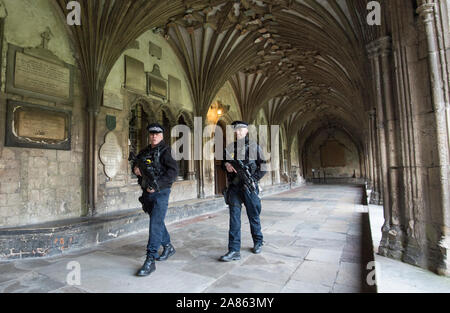 Bewaffnete Polizisten patrouillieren die Kathedrale von Canterbury in Kent auf Mitglieder der Öffentlichkeit nach den Terroranschlaegen auf dem Weihnachtsmarkt Festivals in Berlin im Dezember 2016 beruhigen. Stockfoto