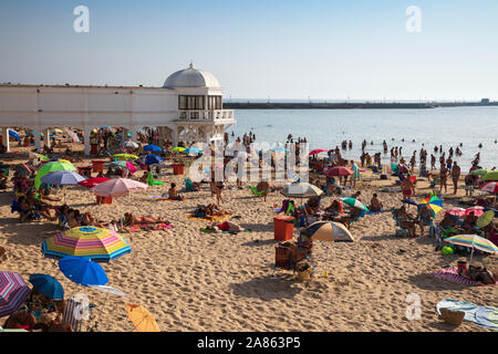 Blick über den belebten Playa La Caleta an einem sonnigen Nachmittag, Cadiz, Andalusien, Spanien, Europa Stockfoto