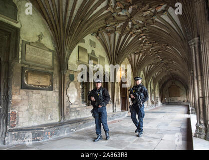 Bewaffnete Polizisten patrouillieren die Kathedrale von Canterbury in Kent auf Mitglieder der Öffentlichkeit nach den Terroranschlaegen auf dem Weihnachtsmarkt Festivals in Berlin im Dezember 2016 beruhigen. Stockfoto