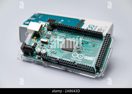 Arduino Mega 2560 Development Board stützte sich auf der Verpackung. Stockfoto