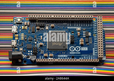 Arduino Durch auf überbrückungskabel Hintergrund. Stockfoto