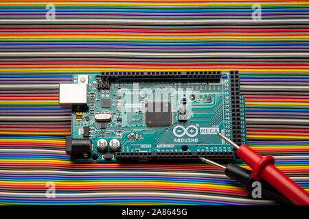 Arduino Mega 2560 auf überbrückungskabel Hintergrund mit Zähler Sonden. Stockfoto