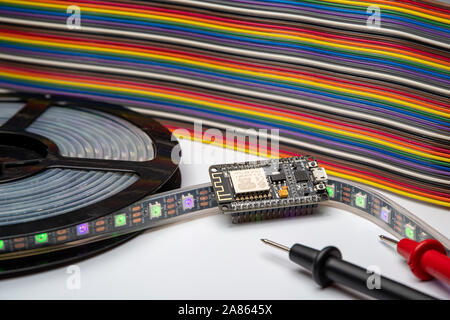 ESP 8266 angezeigt mit LED-Streifen, Überbrückungskabel, Hintergrund und Sonden. Stockfoto