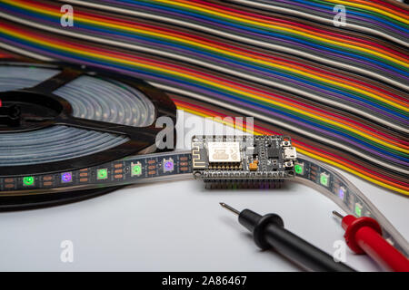 ESP 8266 angezeigt mit LED-Streifen, Überbrückungskabel, Hintergrund und Sonden. Stockfoto