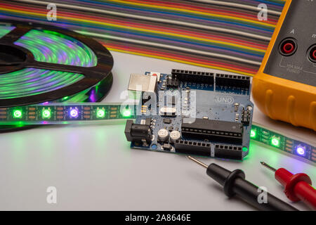 Arduino Uno angezeigt mit LED-Streifen, Multimeter und Überbrückungskabel Hintergrund. Stockfoto