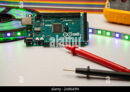 Arduino Mega 2560 mit LED-Streifen, Multimeter angezeigt und Überbrückungskabel Hintergrund. Stockfoto