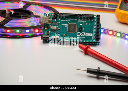 Arduino Mega 2560 mit LED-Streifen, Multimeter angezeigt und Überbrückungskabel Hintergrund. Stockfoto