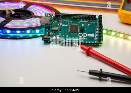 Arduino Mega 2560 mit LED-Streifen, Multimeter angezeigt und Überbrückungskabel Hintergrund. Stockfoto