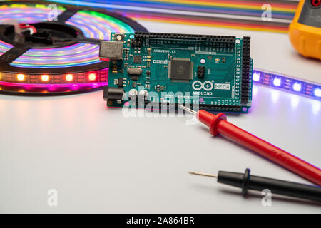 Arduino Mega 2560 mit LED-Streifen, Multimeter angezeigt und Überbrückungskabel Hintergrund. Stockfoto