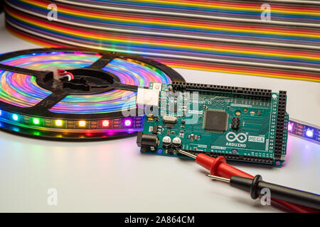 Arduino Mega 2560 mit LED-Streifen angezeigt wird, Multimeter, Sonden und Überbrückungskabel Hintergrund. Stockfoto