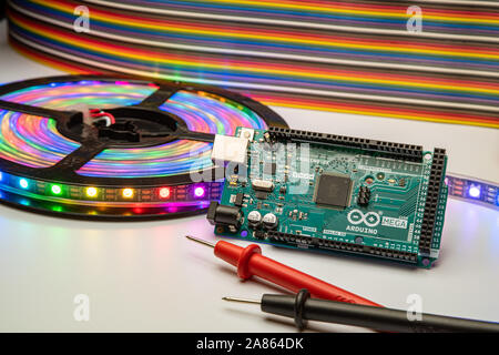 Arduino Mega 2560 mit LED-Streifen angezeigt wird, Multimeter, Sonden und Überbrückungskabel Hintergrund. Stockfoto