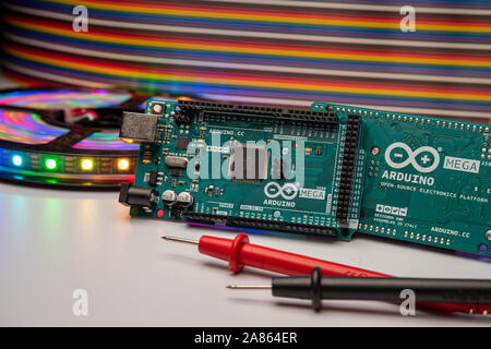 Arduino Mega 2560 vorne und hinten mit LED-Streifen, Multimeter angezeigt und Überbrückungskabel Hintergrund. Stockfoto