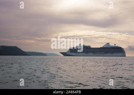 Riesiges Kreuzfahrtschiff 'MS Marina' aus verankert Fowey, Cornwall, UK, auf einem ruhigen am frühen Morgen, bereit, die Passagiere an Land zu setzen Stockfoto