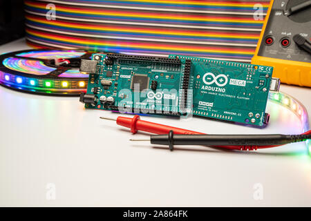 Arduino Mega 2560 vorne und hinten mit LED-Streifen, Multimeter angezeigt und Überbrückungskabel Hintergrund. Stockfoto