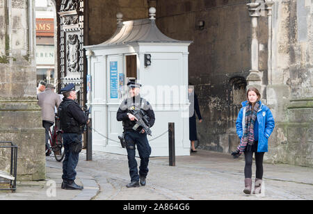 Bewaffnete Polizisten patrouillieren die Kathedrale von Canterbury in Kent auf Mitglieder der Öffentlichkeit nach den Terroranschlaegen auf dem Weihnachtsmarkt Festivals in Berlin im Dezember 2016 beruhigen. Stockfoto