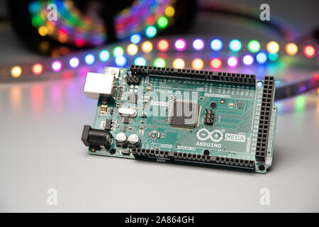 Arduino Mega 2560 mit LED-Leiste angezeigt. Stockfoto