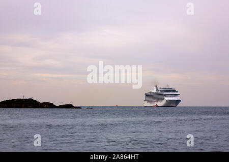 Riesiges Kreuzfahrtschiff 'MS Marina' aus verankert Fowey, Cornwall, UK, auf einem ruhigen am frühen Morgen, bereit, die Passagiere an Land zu setzen Stockfoto