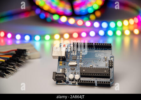 Arduino Uno angezeigt mit LED-Streifen, Brot und Überbrückungskabel. Stockfoto