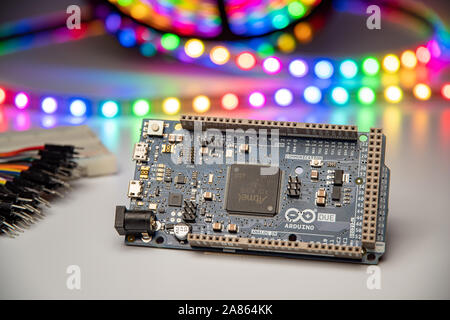 Arduino Mega 2560 mit LED-Streifen, Brot board angezeigt, und die Überbrückungsdrähte. Stockfoto