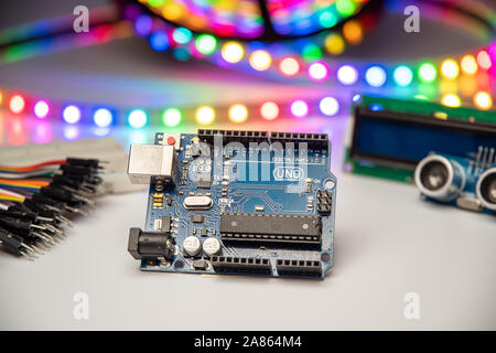 Arduino Uno angezeigt mit LED-Streifen, Überbrückungskabel, steckbrett, LCD-Display, und Ultraschallsensor. Stockfoto