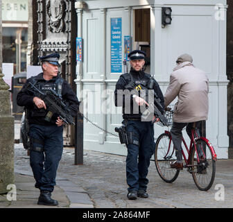 Bewaffnete Polizisten patrouillieren die Kathedrale von Canterbury in Kent auf Mitglieder der Öffentlichkeit nach den Terroranschlaegen auf dem Weihnachtsmarkt Festivals in Berlin im Dezember 2016 beruhigen. Stockfoto