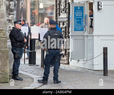 Bewaffnete Polizisten patrouillieren die Kathedrale von Canterbury in Kent auf Mitglieder der Öffentlichkeit nach den Terroranschlaegen auf dem Weihnachtsmarkt Festivals in Berlin im Dezember 2016 beruhigen. Stockfoto