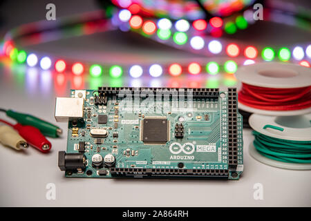 Arduino Mega 2560 mit LED-Streifen, hookup Wire angezeigt und Krokodilklemme Jumper. Stockfoto