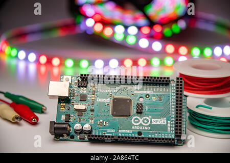 Arduino Mega 2560 mit LED-Streifen, hookup Wire angezeigt und Krokodilklemme Jumper. Stockfoto