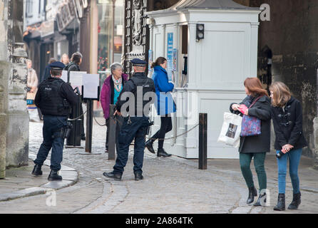 Bewaffnete Polizisten patrouillieren die Kathedrale von Canterbury in Kent auf Mitglieder der Öffentlichkeit nach den Terroranschlaegen auf dem Weihnachtsmarkt Festivals in Berlin im Dezember 2016 beruhigen. Stockfoto