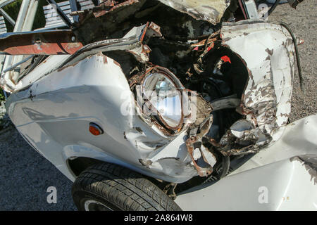 Die Detailtreue der alte Veteran kleines Auto nach der Kollision mit einem modernen Auto während der verkehrsunfall. Das Auto ist komplett zerstört. Zeigt die l Stockfoto