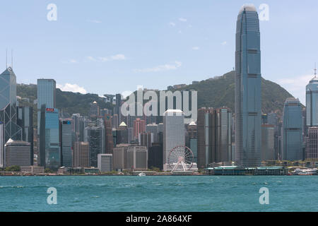 Victoria Harbour und Hong Kong. Ein Blick auf die berühmte Insel Hong Kong Central Business District von Kowloon über den Victoria Harbour. Stockfoto