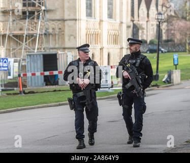 Bewaffnete Polizisten patrouillieren die Kathedrale von Canterbury in Kent auf Mitglieder der Öffentlichkeit nach den Terroranschlaegen auf dem Weihnachtsmarkt Festivals in Berlin im Dezember 2016 beruhigen. Stockfoto