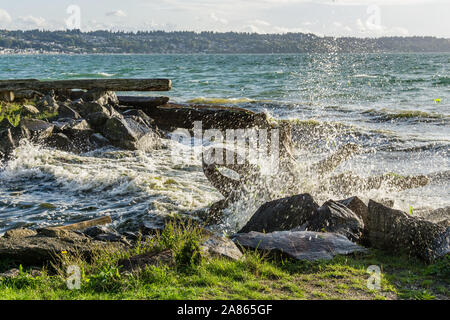 Wildwasser flys als wave-Ufer am Puget Sound. Stockfoto