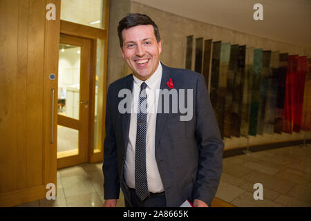 Edinburgh, Großbritannien. 6. November 2019. Im Bild: Jamie Hepburn MSP - Scottish National Party MSP für Cumbernauld und Kilsyth. Im schottischen Parlament nach der Entscheidung gesehen. Credit: Colin Fisher/Alamy leben Nachrichten Stockfoto