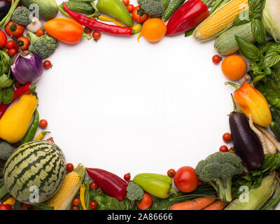 Ovaler Rahmen von frischem Obst und Gemüse auf Weiß Stockfoto