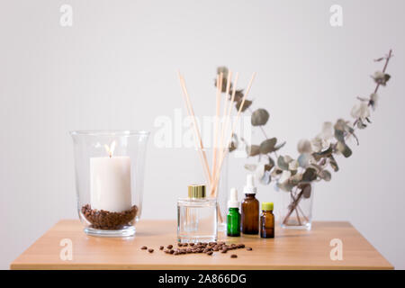 Aroma Reed Diffuser, Kerze und ätherisches Öl Stockfoto