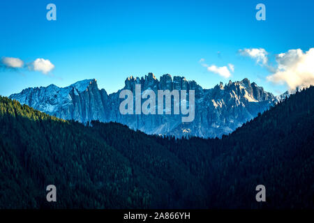 Panoramablick auf die Latema massiv in der Nähe von Stufen in Südtirol auf einem schönen klaren und hellen Herbst Tag in Italien Stockfoto