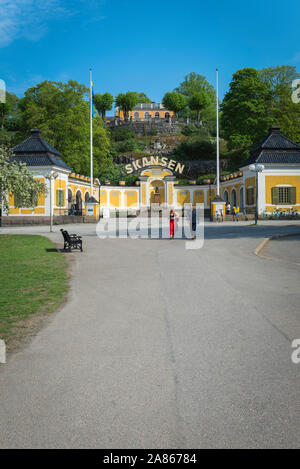 Stockholm Skansen, Sommeransicht des Eingangs zum Freilichtmuseum Skansen - eine umfangreiche Sammlung traditioneller schwedischer Architektur und Kunsthandwerk Stockfoto