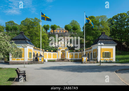 Skansen Stockholm, Sommer Blick vom Eingang des Skansen Open Air Museum - eine umfangreiche Sammlung von traditionellen schwedischen Architektur und Kunsthandwerk. Stockfoto