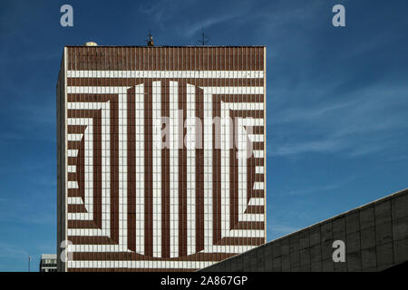 Das ehemalige Hotel in Bratislava (sogenannte 'Kyjev') mit interessanten Fassade Pattern aus Windows und Panels. Jetzt unbenutzt und verlassen. Stockfoto