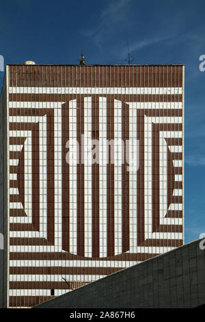 Das ehemalige Hotel in Bratislava (sogenannte 'Kyjev') mit interessanten Fassade Pattern aus Windows und Panels. Jetzt unbenutzt und verlassen. Stockfoto
