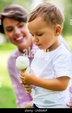 Kleiner Junge Eis essen mit Mutter im Sommer Stockfoto